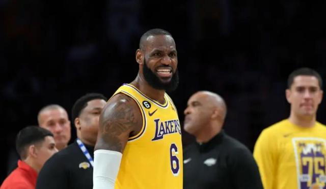 Kaiyun Sports-詹皇攻坚能力下滑！主帅缺少应变只待浓眉回归减压