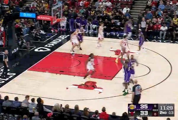 Kaiyun Sports-詹姆斯接球三分也投进，目前8中6、三分1中1得到13分3篮板